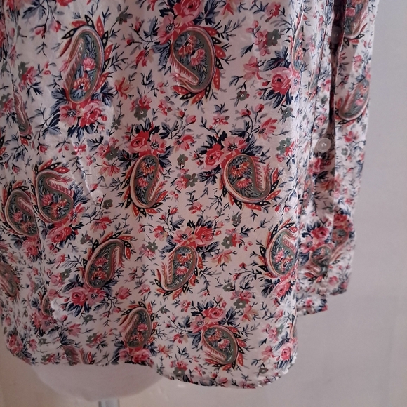 Footlocker | Pink and White Button Down Shirt with Paisley Pattern 100% silk - Picture 4 of 10